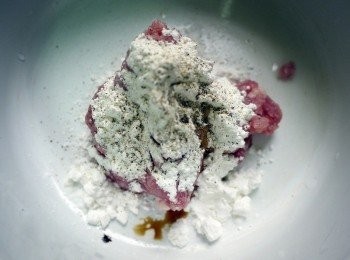 step2: 肉先用<span class="group_2">醃料</span>醃過