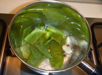 step2: 取小鍋子,放入花椒與蒜碎乾鍋炒香,離火降溫後倒入酒與味霖,用小火加熱,鍋邊冒泡續放入步驟1拌勻.