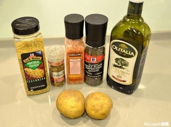 step1: 我喜歡用多種香料讓口感與香氣變得豐富所以使用兩種調味料,若沒有這麼多種,不一定需要,也可只放馬鈴薯專用調味料與胡椒粉