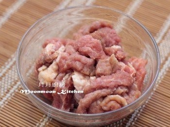 step1: 豬梅扒解凍洗淨，用刀刴鬆，切條，加入<span class="group_2">醃料</span>醃15分鐘。