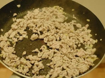 step3: 熱鑊後下油，先爆香蒜蓉及薑蓉，然後下肉碎，炒至完全分散，炒三分鐘