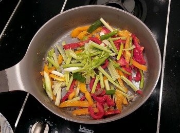 step3: 沿用剛才的鍋依序放入蔥段,彩椒 及芹菜下鍋拌炒。