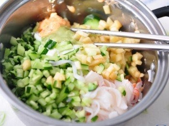 step5: 再把其他所有<span class="group_1">食材</span>全放入攪拌鍋內，再適量的加入沙拉及芥末