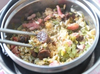 step5: 待電源跳起後5-10鐘開蓋，再稍微攪拌一下，讓醬汁與米飯更結合