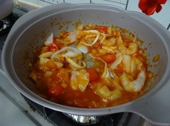 step5: 下蝦和魷魚煮至8成熟，