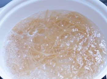 step1: 先煲意粉8分鐘，隔水備用。