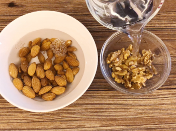 step1: 合桃及杏仁用凍食用水浸4小時，最少換兩次水，浸完後，隔走水份備用。