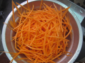 step3: 胡蘿蔔剝皮，剝絲。