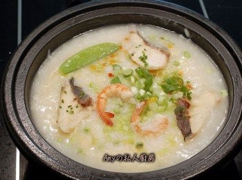 step3: 用高湯跟白米煮滾後,小火熬煮約15~20分鐘,再加入鮮蝦及魚片煮熟,完成前加入海鹽及甜椒丁及蔥末,芹菜末即完成