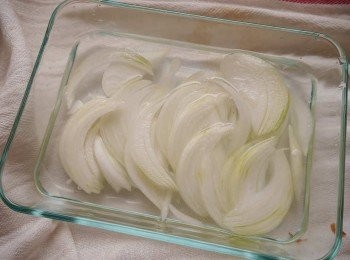 step2: *洋蔥切絲泡水進冰箱冰鎮小時。