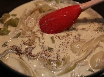 step10: 轉小火加入忌廉及蛋黃快速拌勻
加調味並試味 (鹽及黑胡椒)