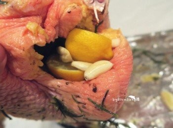 step6: 檸檬大蒜迷迭香.塞進肚子內