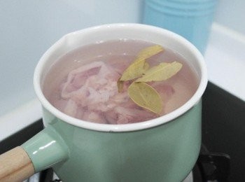 step1: 首先將雞肉洗淨放進水中川燙，加入月桂葉一起煮至滾!!!將肉用冷水沖洗擦乾備用!!!