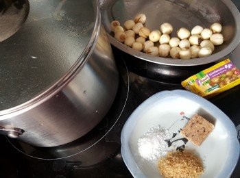 step2: 再將1000g水煮滾,用<span class="group_2">調味料</span>:素雞粉1粒,砂糖1茶匙,鹽半茶匙,將蓮子煮20分鐘待蓮子淋身及入味