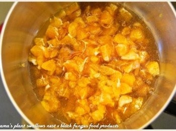 step3: 倒入黑木耳養生露，用小火加熱至橘子果肉呈軟綿狀。