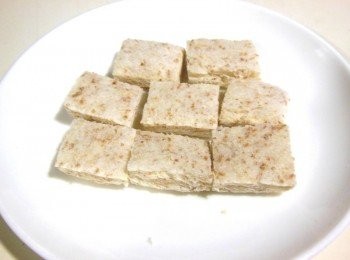 step1: 全麥吐司切成適量大小