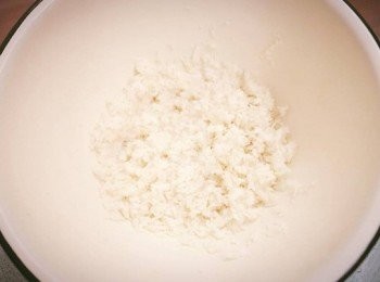 step3: 將麵包粉與牛奶攪拌均勻備用。