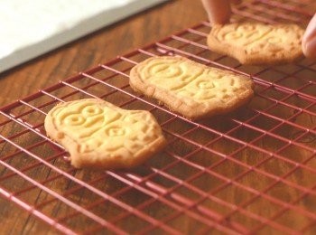 step13: 從焗爐中取出整盤曲奇 待涼5分鐘後再放到網架上完全放涼即成。