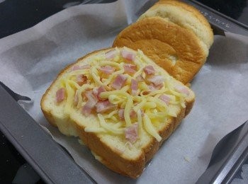 step3: 隨意灑上適量芝士及煙肉碎