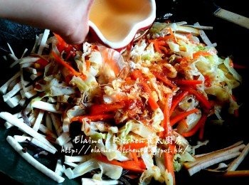 step8: 再加以前盛起的甘旬 , 椰菜絲回鑊 , 加入<span class="group_2">調味料</span> , 冬菇水及1杯水份量拌勻