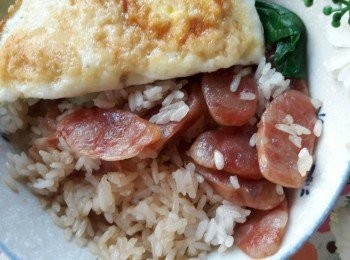 step4: 把煮好的臘味飯盛裝 , 再淋上甜醬油拌勻即可