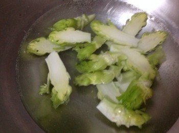 step4: 娃娃菜切薄片川燙（鍋中加塩　、油） 撈起放入從冷水取出擺盤