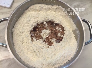step2: 高筋麵粉、低筋麵粉、酵母粉、鹽、糖放入攪拌盆攪拌均勻後，加入1的紅酒