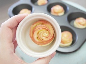 step5: 放入馬芬模中或烤模亦可，以預熱200度烤箱烤約25分鐘即可。取出在中間部分稍微塗上草莓果醬就完成啦 ❤