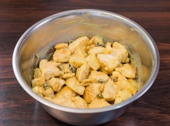 step4: 把罐頭菠蘿隔去水份後切粒，把腰果稍為壓碎一點。雞肉攤涼後，把所有材料拌勻，放到雪櫃中至沙律涼透即可享用。