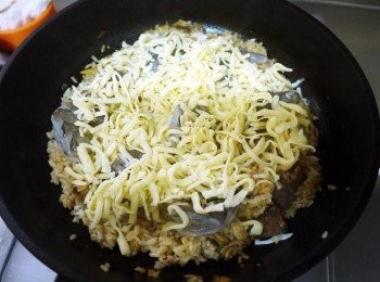 step5: 鋪上蝦仁與乳酪絲，蓋上鍋蓋，悶煮至蝦仁熟為主，起鍋前撒上蔥花與黑胡椒粒即可