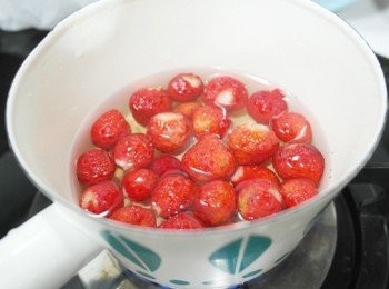 step1: 將<span class="group_2">草莓糖漿</span>材料通通放進小鍋中，中小火煮約15分鐘。