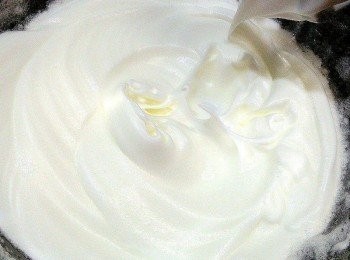 step5: 打到再濃綢狀時再分別加入砂糖到角度出來後放冷藏庫備用.