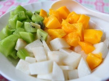 step1: 準備好日本山藥、芒果、奇異果切成丁狀