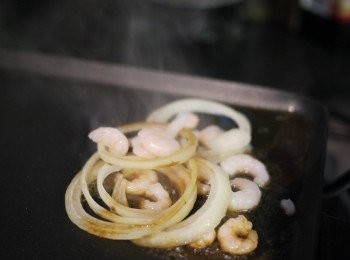 step5: 主料蝦仁、洋蔥、蛋通通一併在鐵板裏完成。