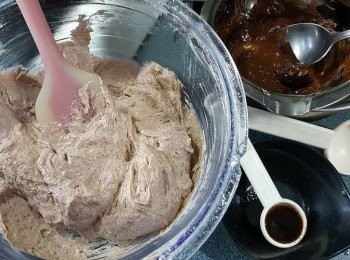 step5: 再加入已經座溶的96g朱古力及1茶匙雲尼拿油用膠刮拌勻