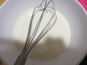 step2: 首先来制作生马蹄粉浆。把125g马蹄粉倒入盆中。

倒入150g的水量，浸泡10分钟后，最好用手或勺子捻碎粉中的小颗粒