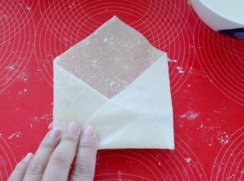 step5: 再將左右兩側對折，再用蛋液糊口