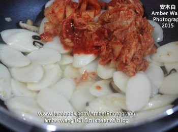 step3: 鍋中還有少許水時，加入泡菜拌炒均勻。