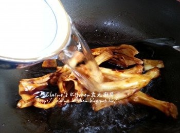 step3: 燒紅鑊 , 爆香薑片及鴨腳 , 加入<span class="group_2">調味料</span> , 冰糖拌勻再加入3碗水份量拌勻