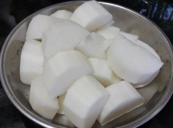 step1: 白蘿蔔去皮切件