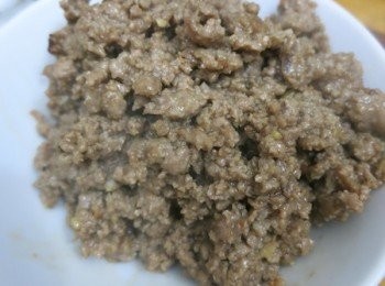 step3: 燒熱鍋子，下一點油，先爆香蒜蓉，再下牛絞肉炒熟，剩起備用