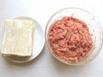 step5: 準備市售的餛飩皮,自製的絞肉內餡