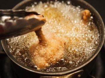 step4: 熱油鍋並加熱至約170度，將雞肉下鍋油炸至7分熟後起鍋。(約5~7分鐘 Tips1)