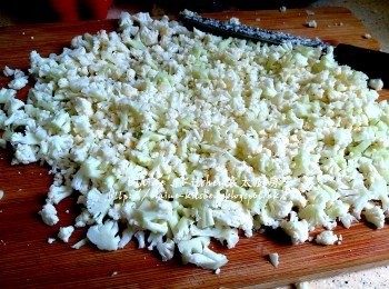 step3: 椰菜花切碎(盡量有咁碎切咁碎^^)