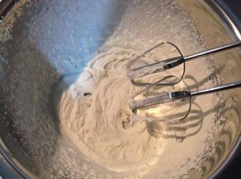step4: 取另一個鋼盆加入鮮奶油100ml，用電動攪拌器打發至倒扣不會流下來，加入起士糊攪拌均勻