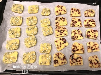 step6: 將定型後的餅乾麵糰切成0.3公分薄片，排列在烤盤上