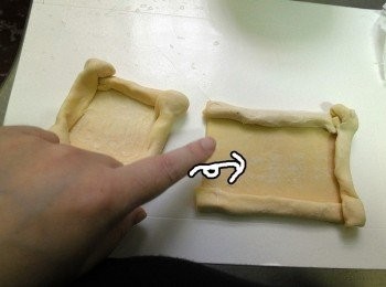 step3: 冷凍的起<span class="group_2">酥片</span>退冰後，四邊角捲起，塗上蛋液，