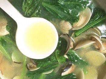 step5: 煮開后放入鹽和雞精提味再煮一會兒就可出鍋了