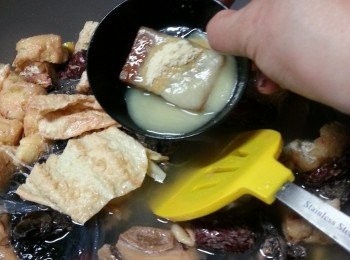 step14: 再加入所有調味,蓋上蓋煮滾後煮10分鐘