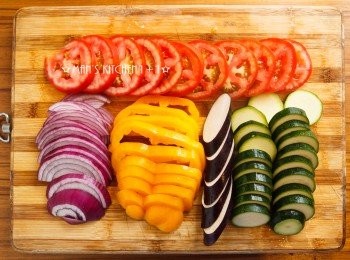 step1: 首先把所有的蔬菜切片狀備用。